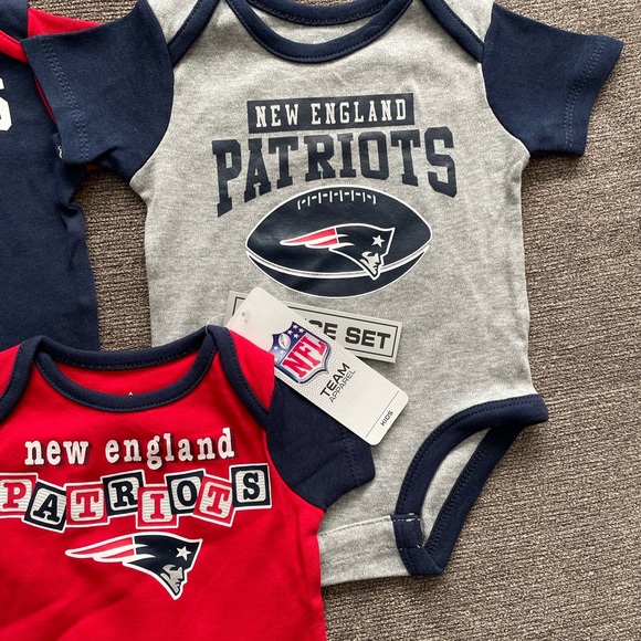 New! New England Patriots￼ Baby 0-3 Months NFL One Piece Outfit 3 Sets NWT ! - Picture 3 of 7
